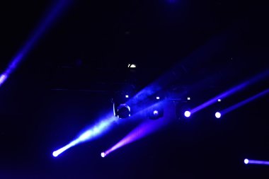 parlak sahne ışıkları