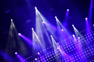 parlak sahne ışıkları