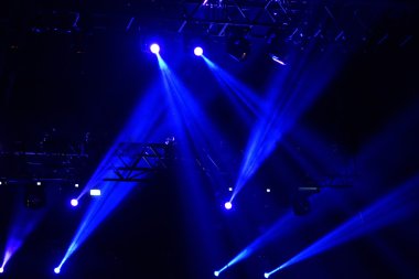 parlak sahne ışıkları