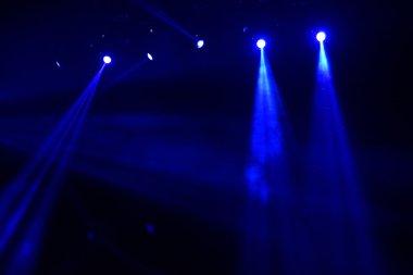 parlak sahne ışıkları