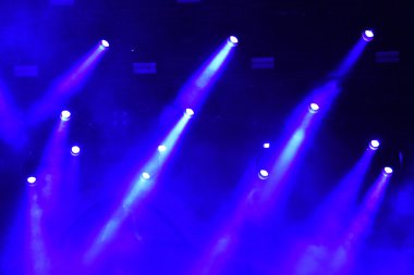 parlak sahne ışıkları