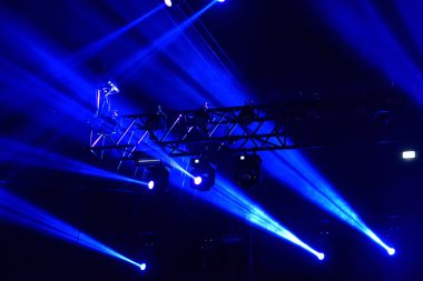 parlak sahne ışıkları