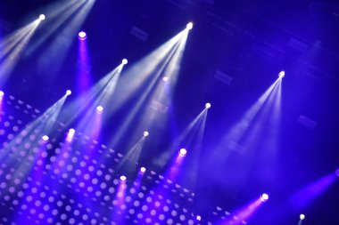 parlak sahne ışıkları