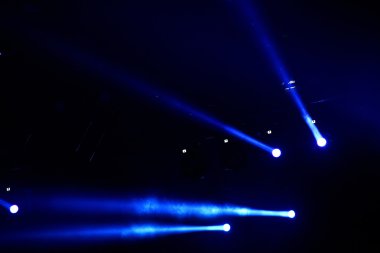 parlak sahne ışıkları