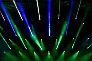 parlak sahne ışıkları