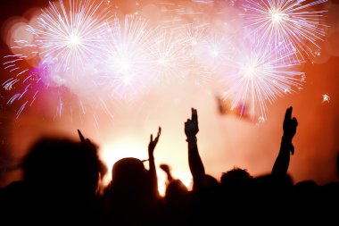 kalabalık havai fişek ile yeni yıl kutlama