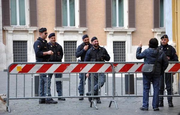 Police standing in the front of the seat of the Italian Chamber — Stock Photo, Image