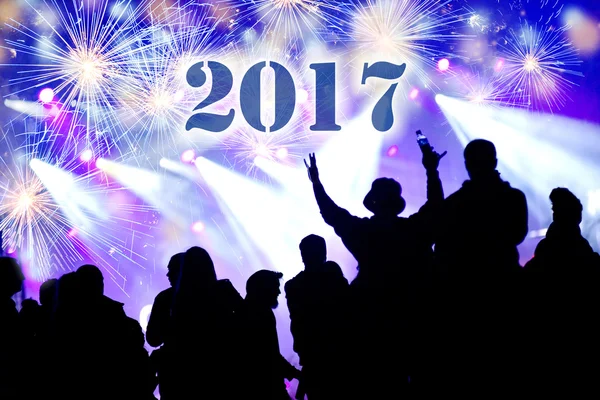 Новогодняя концепция 2017. Празднование толпы и фейерверков — стоковое фото