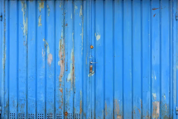 Grunge metallic blauwe garagedeur — Stockfoto