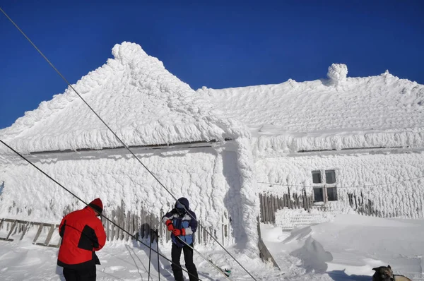 Maison couverte de glace dans les montagnes — Photo