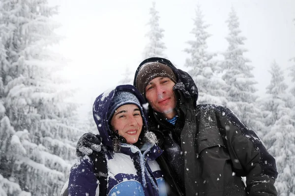 Romantická příroda pár objímat v zimních horách — Stock fotografie