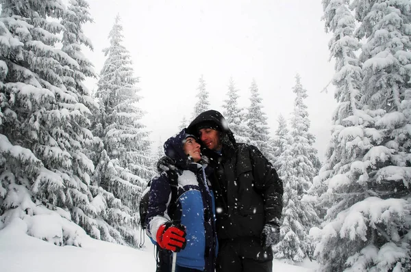 Casal de caminhadas romântico abraçando nas montanhas de inverno — Fotografia de Stock