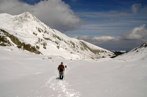 Mensen wandelen in prachtige winter bergen — Stockfoto