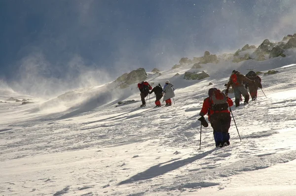 Osoby piesze wycieczki w góry piękny zimowy — Zdjęcie stockowe