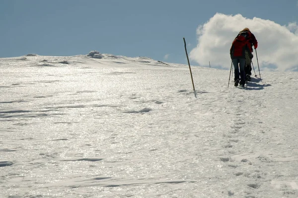 Pessoas caminhadas em belas montanhas de inverno — Fotografia de Stock