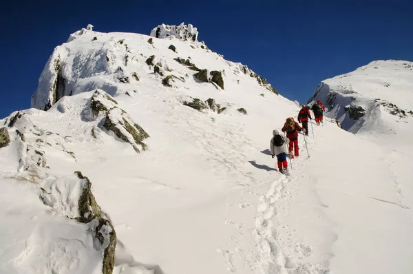 Люди, що ходять по красивих зимових горах — стокове фото