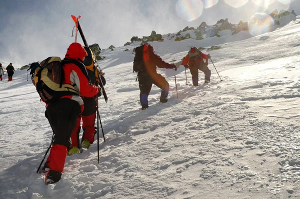 Menschen wandern in wunderschönen Winterbergen — Stockfoto