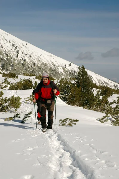 Gente caminando en hermosas montañas de invierno — Foto de Stock