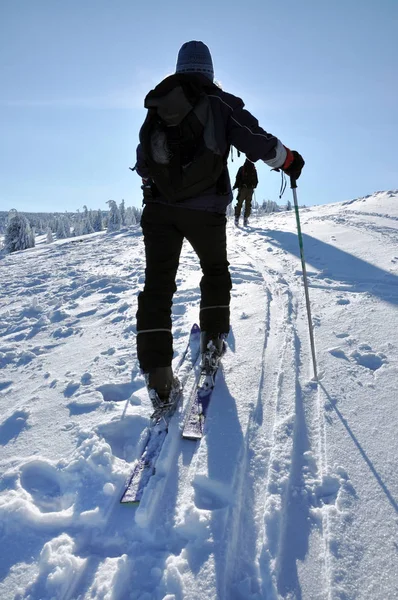 Caminhadas de esqui sertanejo em belas montanhas de inverno — Fotografia de Stock