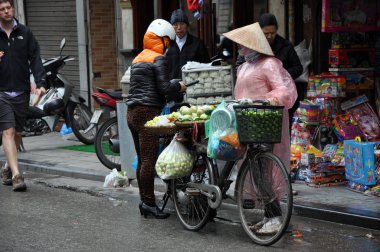 Hanoi, Vietnam için mal satan sokak satıcısı