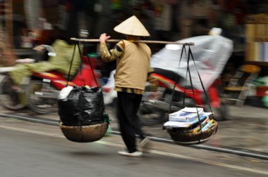 Hanoi, Vietnam için mal satan sokak satıcısı