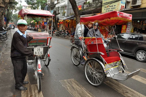 销售商品在越南河内举行的街头小贩 — 图库照片