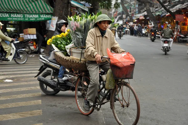 Straatverkoper verkoop van goederen in Hanoi, Vietnam — Stockfoto