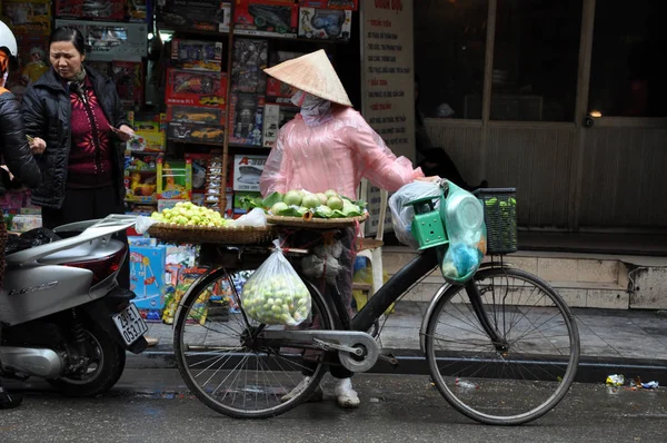 Straatverkoper verkoop van goederen in Hanoi, Vietnam — Stockfoto