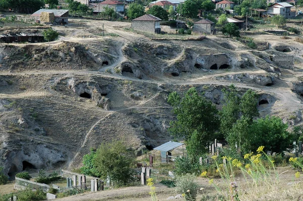 Pequeñas entradas a cuevas en Tegh, Nagorno Karabakh, Armenia —  Fotos de Stock