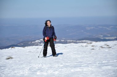 Kadının kış yapması dağlarda trekking