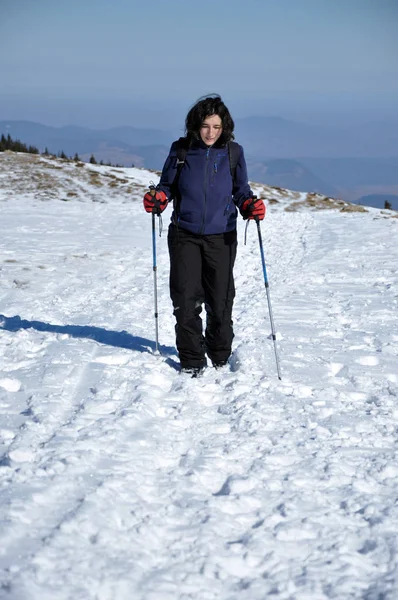 Γυναίκα κάνει χειμερινή πεζοπορία στα βουνά — Φωτογραφία Αρχείου