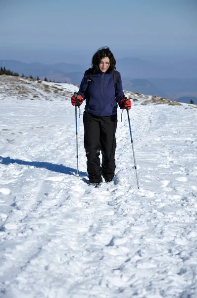 Femme faisant des randonnées hivernales dans les montagnes — Photo