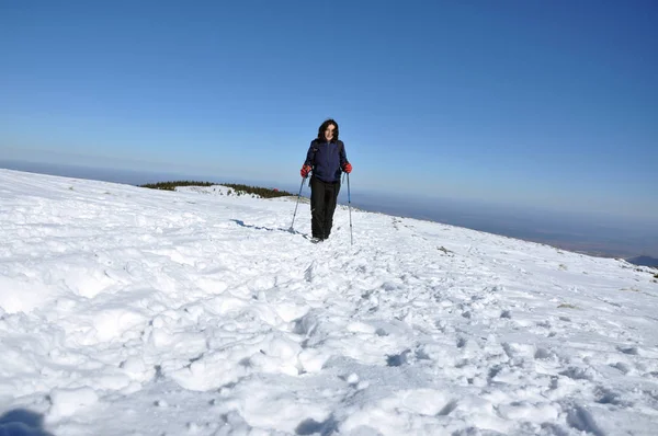 Mujer haciendo trekking invernal en las montañas — Foto de Stock