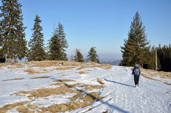 Kadının kış yapması dağlarda trekking — Stok fotoğraf