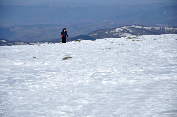 Mulher fazendo trekking inverno nas montanhas — Fotografia de Stock