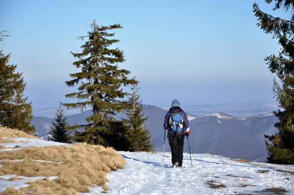 Γυναίκα κάνει χειμερινή πεζοπορία στα βουνά — Φωτογραφία Αρχείου