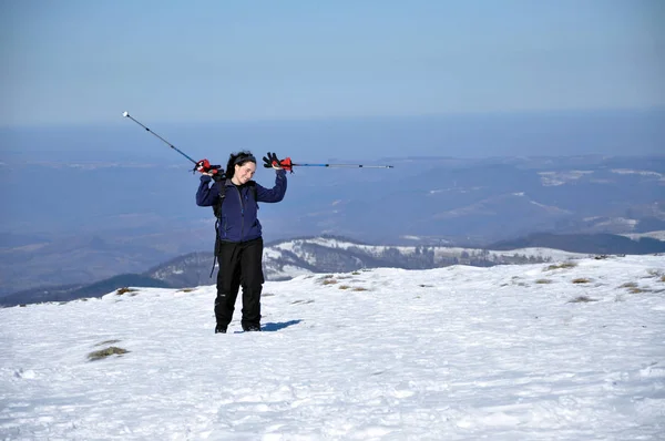 Kadının kış yapması dağlarda trekking — Stok fotoğraf