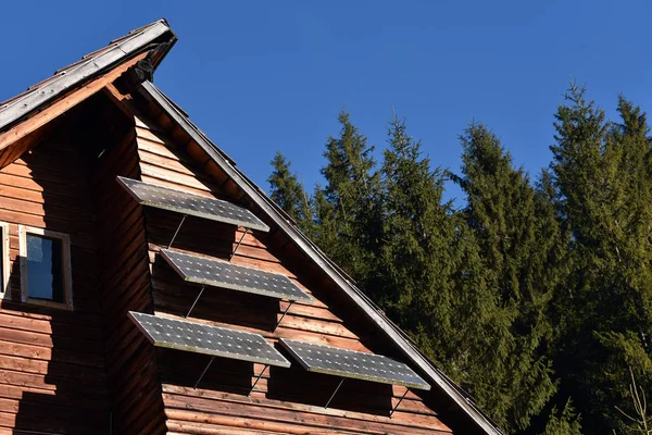 Panel solar en una casa de madera —  Fotos de Stock