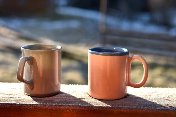 Morgon kaffe koppar på en balkong — Stockfoto