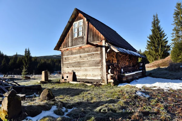 Dřevěná chata v horách — Stock fotografie