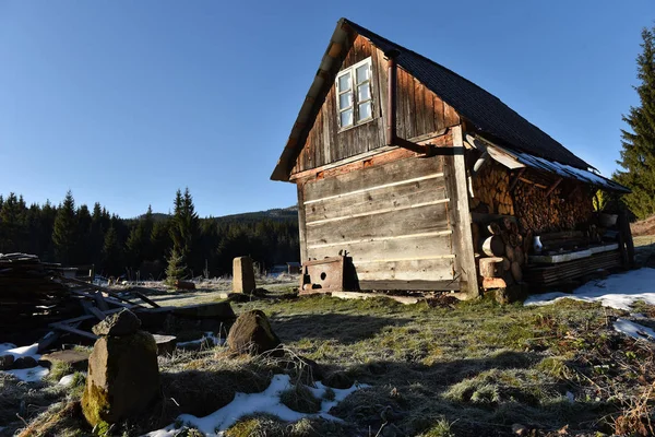 Dřevěná chata v horách — Stock fotografie