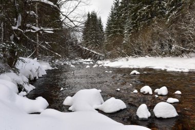 Küçük su akışı, karla kaplı Nehri 