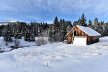 Dağlarda kar ile kaplı dağ evi
