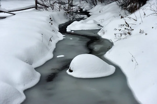 Malé vodní proud, řeka pod sněhem — Stock fotografie