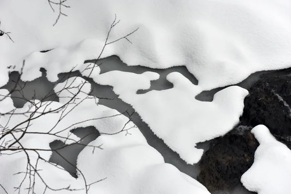 Mała rzeczka z białym śniegiem drzew i skał — Zdjęcie stockowe