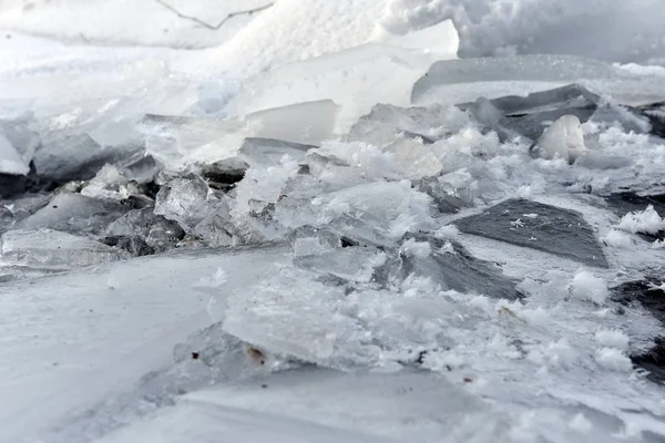 Cristales de hielo congelados entre un pequeño río — Foto de Stock