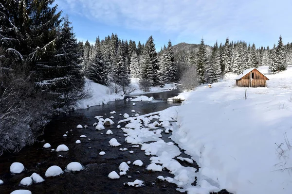 Chalet de madera de montaña cubierto de nieve fresca — Foto de Stock