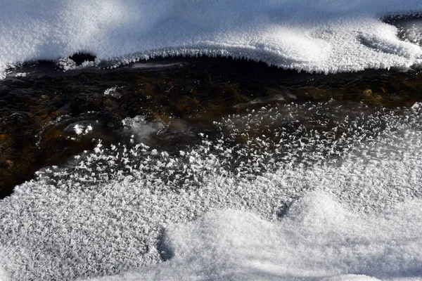 Fryst iskristaller bland en liten flod — Stockfoto