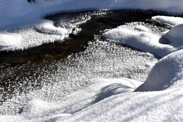 Cristalli di ghiaccio congelati tra un piccolo fiume — Foto Stock