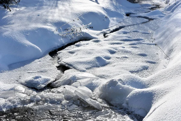 Μικρό υδάτινο ρεύμα, ποταμό που καλύπτονται με χιόνι — Φωτογραφία Αρχείου